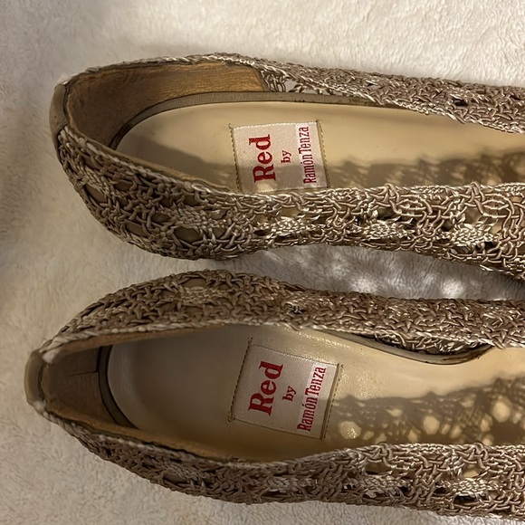Intricate Lace pattern tan/cream 3in heels RED by Ramon Tenza size 9 - Picture 4 of 6